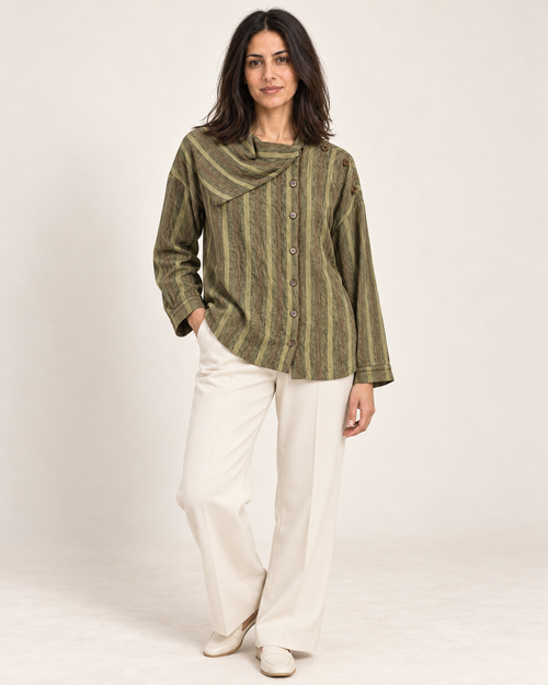 Chemise Bourgogne à col drapé porté sur mannequin — studio ivoire