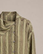 Chemise Bourgogne, détail du col drapé et des boutons d'épaule