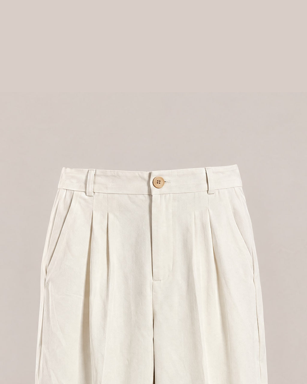 Pantalon Gauthier, détail des pinces et du bouton