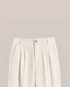 Pantalon Gauthier, détail des pinces et du bouton