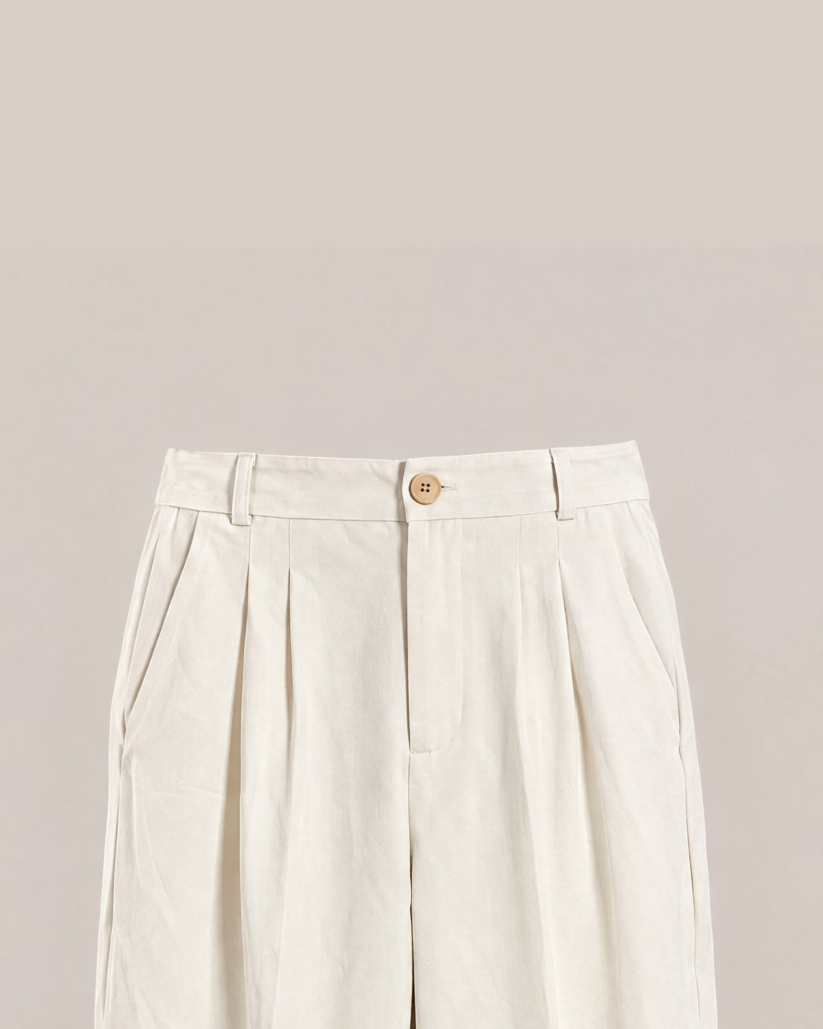 Pantalon Gauthier, détail des pinces et du bouton