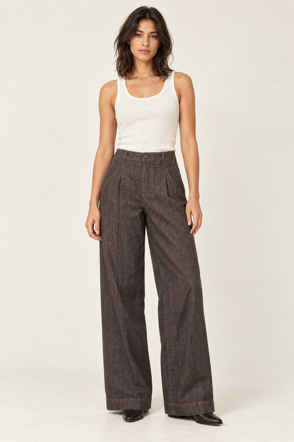 Pantalon large brun chiné porté