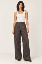 Pantalon large brun chiné porté