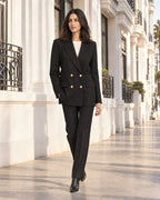 Blazer croisé Habous noir porté sur le boulevard Mohammed V