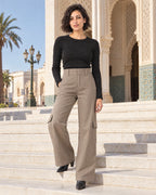 Pantalon cargo Racine porté sur les marches d'une place de Casablanca