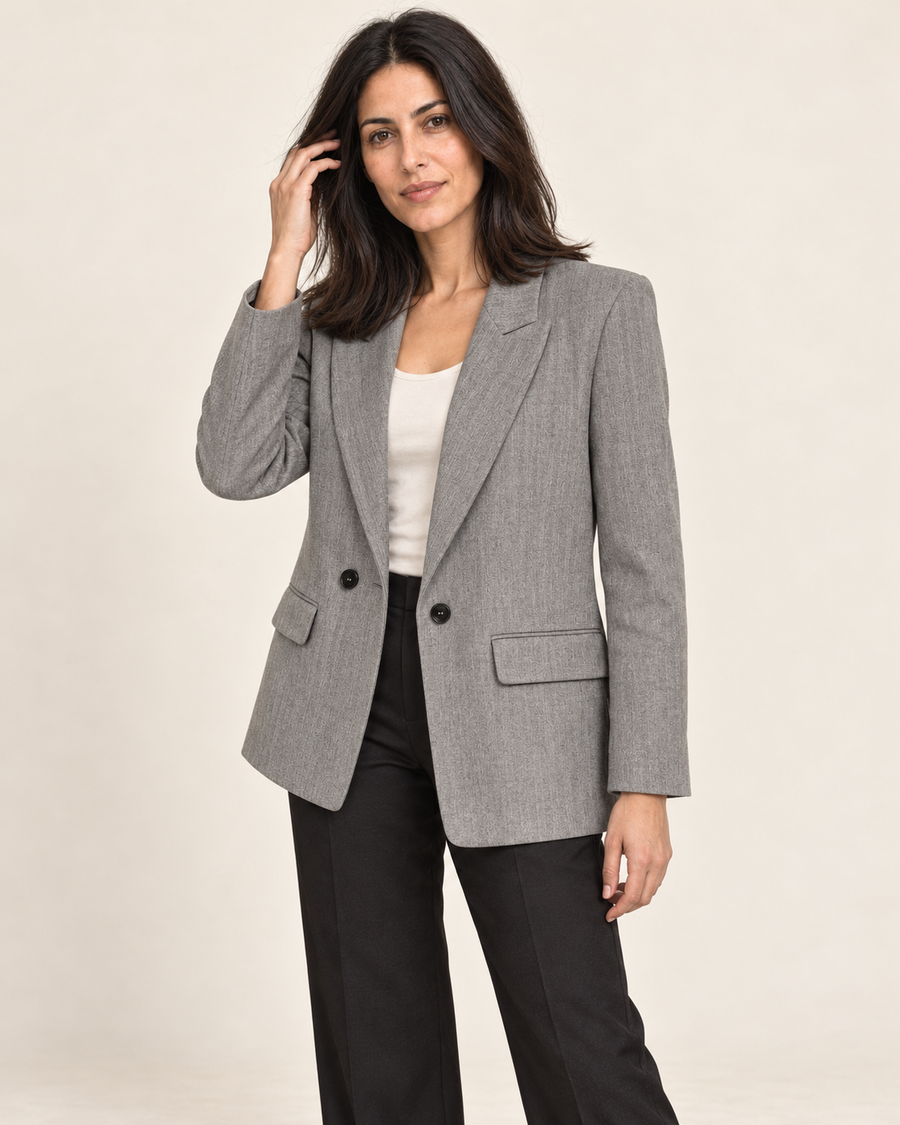 Blazer Maârif gris chiné porté sur mannequin — studio ivoire